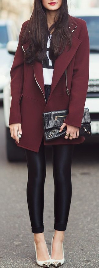 С чем носить черные леггинсы в 30 лет в холод: Если ты принадлежишь к той когорте женщин, которые любят одеваться стильно, тебе подойдет дуэт темно-красного пальто и черных леггинсов. Вкупе с этим образом гармонично будут смотреться белые кожаные туфли.