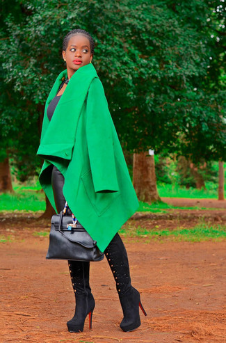 С чем носить черные замшевые ботфорты: Зеленое пальто и черные кожаные узкие брюки — хороший выбор для рабочего образа на каждый день. Вкупе с этим нарядом прекрасно будут выглядеть черные замшевые ботфорты.