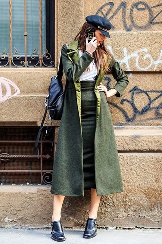 С чем носить темно-зеленую юбку-карандаш в 20 лет: Оливковое пальто и темно-зеленая юбка-карандаш — идеальный выбор для создания образа в стиле элегантной повседневности. В паре с этим ансамблем чудесно выглядят черные кожаные ботильоны.