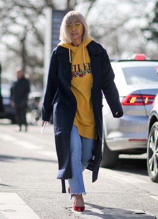 С чем носить желтый свитер женщине в прохладную погоду: Желтый свитер и голубые джинсы можно надеть на дневную прогулку или на обед с подругами в кафе. В этот наряд легко интегрировать красные замшевые туфли.