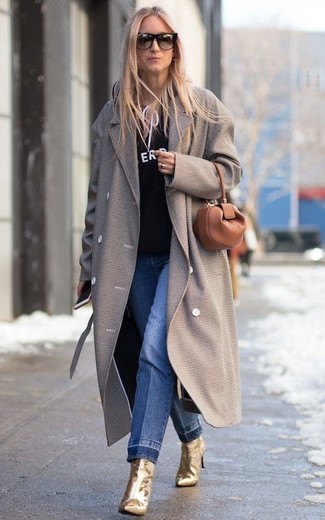 С чем носить золотые кожаные ботильоны в прохладную погоду: Серое пальто в сочетании с синими джинсами позволит создать стильный и женственный лук. В качестве обуви здесь подойдут золотые кожаные ботильоны.