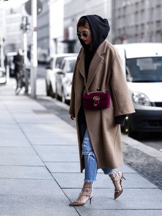 Какое пальто носить с коричневыми туфлями в 20 лет: Пальто в паре с синими рваными джинсами вне всякого сомнения будет обращать на тебя взгляды и мужчин, и женщин. Коричневые туфли — идеальный вариант, чтобы закончить образ.
