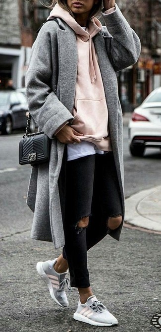 С чем носить ярко-розовый свитер женщине осень: Сочетание ярко-розового свитера и черных рваных джинсов скинни - очень практично, и поэтому идеально для создания повседневного лука. Тебе нравятся смелые решения? Закончи свой образ серыми кроссовками. Если хочешь выглядеть сногсшибательно и по-осеннему ярко, несомненно возьми этот лук на вооружение.