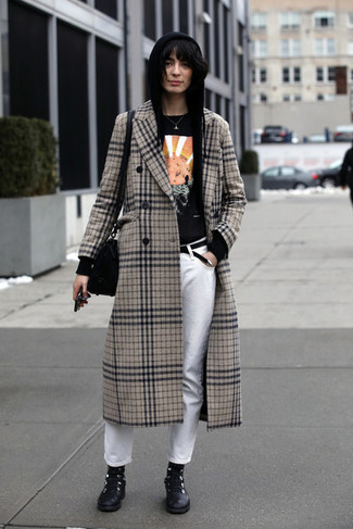 Модный лук: бежевое пальто в шотландскую клетку, черный худи, черная футболка с круглым вырезом с принтом, белые джинсы