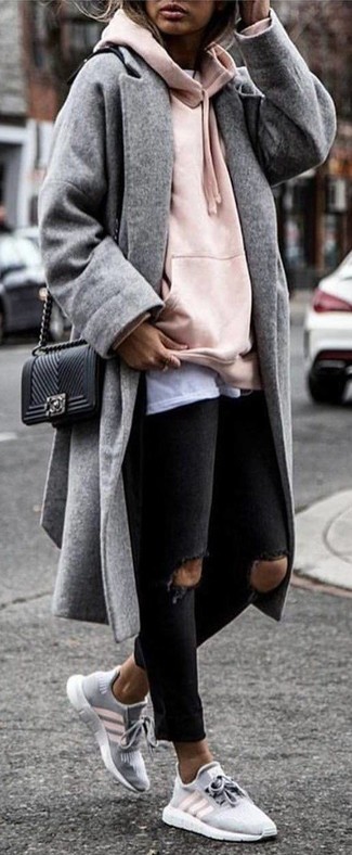 С чем носить серебряные кроссовки в 30 лет женщине в холод в спортивном стиле: Серое пальто и черные рваные джинсы скинни несомненно украсят твой гардероб. Такой лук несложно приспособить к повседневным делам, если надеть в сочетании с ним серебряные кроссовки.