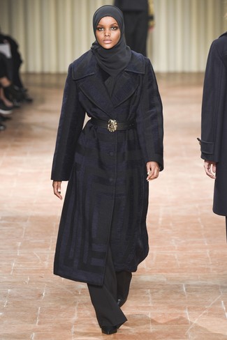 Модный лук: темно-синее пальто, черные широкие брюки, черные кожаные ботильоны, черный кожаный пояс