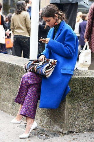 С чем носить синюю верхнюю одежду в 30 лет женщине в деловом стиле: Образ из синей верхней одежды и пурпурных широких брюк с принтом — хороший пример современного стиля в большом городе. Вкупе с этим ансамблем чудесно будут смотреться белые кожаные туфли.