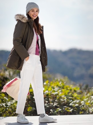С чем носить светло-коричневую куртку женщине в прохладную погоду в спортивном стиле: Если ты ценишь комфорт и функциональность, светло-коричневая куртка и белые брюки чинос — отличный выбор для стильного образа на каждый день. Выбирая обувь, можно немного поиграться и дополнить образ белыми кожаными низкими кедами.