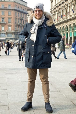С чем носить серый шарф в 30 лет мужчине зима: Темно-синяя парка и серый шарф — великолепная формула для воплощения привлекательного и функционального образа. Не прочь привнести в этот образ нотку элегантности? Тогда в качестве дополнения к этому ансамблю, выбери темно-синие кожаные ботинки челси. Подобный образ идеально подойдет на зиму.