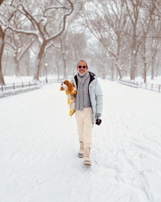 С чем носить серебряный шарф за 50 лет мужчине в прохладную погоду: Серая парка и серебряный шарф — прекрасная формула для создания модного и простого образа. Если тебе нравится применять в своих ансамблях разные стили, на ноги можно надеть бежевый зимние ботинки.