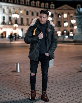 С чем носить кожаные повседневные ботинки мужчине зима в спортивном стиле: Черная парка и черные рваные джинсы — великолепная формула для воплощения привлекательного и незамысловатого ансамбля. Толику консерватизма и мужественности ансамблю добавит пара кожаных повседневных ботинок. Такое сочетание идеально подходит для морозной зимней погоды.