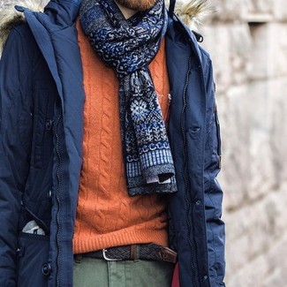 С чем носить горчичный свитер мужчине в прохладную погоду: В тандеме друг с другом горчичный свитер и оливковые брюки чинос выглядят очень гармонично.