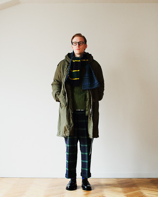 С чем носить темно-зеленый свитер в 30 лет мужчине в холод в стиле смарт-кэжуал: Лук из темно-зеленого свитера и темно-сине-зеленых шерстяных брюк чинос в шотландскую клетку смотрится мужественно и модно. Любишь незаезженные образы? Закончи лук черными кожаными лоферами.