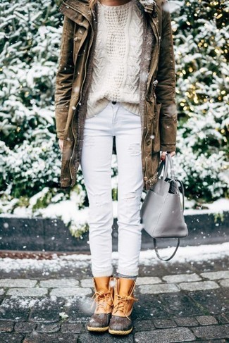 С чем носить вязаный свитер в 30 лет женщине в прохладную погоду в спортивном стиле: Если ты любишь смотреться привлекательно и при этом чувствовать себя комфортно и нескованно, опробируй это сочетание вязаного свитера и белых рваных джинсов. Что же до обуви, светло-коричневые зимние ботинки — наиболее подходящий вариант.