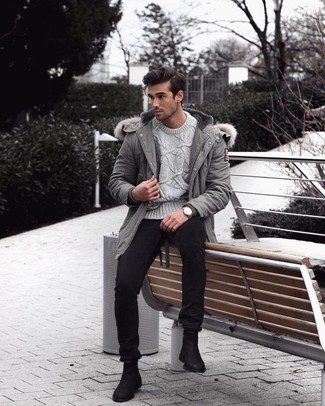 Как носить джинсы с вязаным свитером в 20 лет мужчине в холод: Как видишь, вязаный свитер смотрится гармонично в паре с джинсами. Хотел бы привнести сюда толику строгости? Тогда в качестве дополнения к этому луку, стоит обратить внимание на черные замшевые ботинки челси.