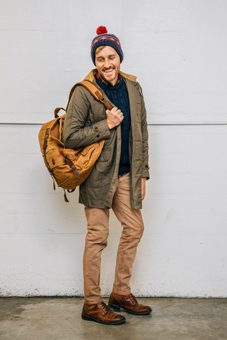 Какие вязаные свитера носить с коричневыми повседневными ботинками мужчине: Можно с уверенностю сказать, что вязаный свитер выглядит великолепно в сочетании со светло-коричневыми джинсами. Дополнив ансамбль коричневыми повседневными ботинками, можно получить потрясающий результат.