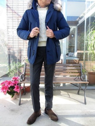 Как носить вязаный свитер с классическими брюками в 30 лет мужчине в холод: Вязаный свитер и классические брюки — обязательные вещи в классическом мужском гардеробе. Что же до обуви, можно закончить образ темно-коричневыми замшевыми ботинками челси.