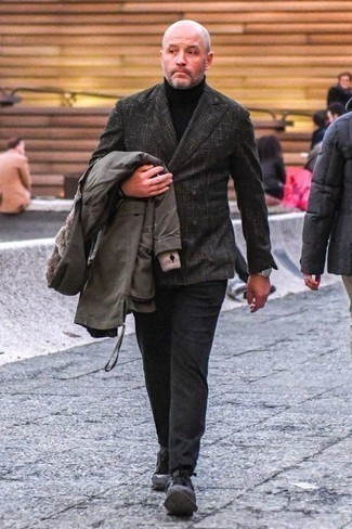 С чем носить темно-коричневый двубортный пиджак за 40 лет мужчине в прохладную погоду в стиле кэжуал: Темно-коричневый двубортный пиджак в сочетании с темно-серыми брюками чинос позволит создать модный, но в то же время мужественный образ. Этот образ выигрышно дополнят темно-серые кроссовки.