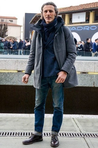 Как носить темно-синие джинсы с темно-синим пиджаком мужчине в стиле смарт-кэжуал: Надев темно-синий пиджак и темно-синие джинсы, можно с уверенностью идти на свидание с девушкой или культурное мероприятие. Не прочь сделать образ немного строже? Тогда в качестве обуви к этому луку, стоит обратить внимание на темно-пурпурные кожаные туфли дерби.