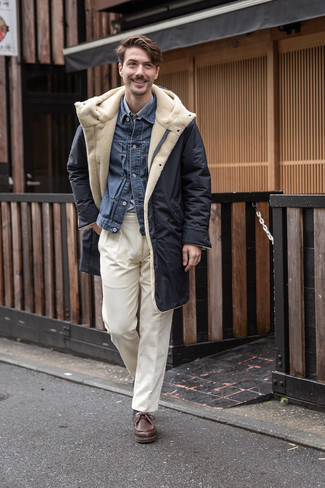 Как носить рубашку с длинным рукавом с джинсовой курткой мужчине зима: Сочетание джинсовой куртки и рубашки с длинным рукавом позволит выглядеть аккуратно, но при этом выразить твой личный стиль. Вкупе с этим образом прекрасно выглядят темно-коричневые кожаные ботинки дезерты. В зимнее время большое значение имеют тепло и комфорт. Такое сочетание вещей обеспечивает и то, и другое , при этом не нужно жертвовать стилем.
