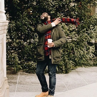 С чем носить темно-красный шарф в 30 лет мужчине зима в стиле кэжуал: Если ты делаешь ставку на комфорт и функциональность, оливковая парка и темно-красный шарф — прекрасный вариант для модного повседневного мужского образа. Любители экспериментировать могут закончить ансамбль светло-коричневыми кожаными рабочими ботинками, тем самым добавив в него толику изысканности. Подобный ансамбль может согревать тебя вплоть до наступления весны.