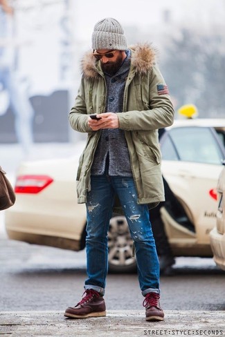 С чем носить красные кожаные рабочие ботинки мужчине зима: Дуэт оливковой парки и синих рваных джинсов - самый простой из возможных луков для активного отдыха. В тандеме с этим образом наиболее выигрышно будут выглядеть красные кожаные рабочие ботинки. Как по нам, так это очень теплое и классное сочетание для студеных зимних дней.