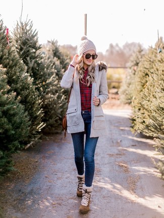 С чем носить красно-белую классическую рубашку в 30 лет женщине в прохладную погоду в стиле кэжуал: Красно-белая классическая рубашка и темно-синие джинсы скинни будет прекрасной идеей для непринужденного повседневного образа. Коричневые замшевые зимние ботинки позволят сделать образ менее строгим.