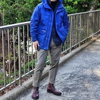 С чем носить синюю куртку-рубашку мужчине в холод в стиле смарт-кэжуал: Образ из синей куртки-рубашки и серых брюк чинос поможет воплотить в твоем образе городской стиль современного молодого человека. Пара темно-красных кожаных повседневных ботинок легко вписывается в этот лук.