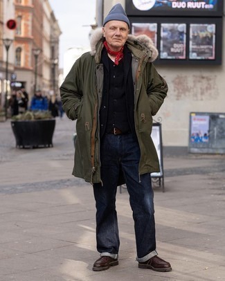 С чем носить куртку-рубашку за 50 лет мужчине в холод: Куртка-рубашка в сочетании с темно-синими джинсами продолжает нравиться стильным молодым людям. Что касается обуви, заверши образ темно-коричневыми кожаными ботинками дезертами.