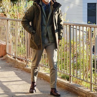 Какие куртки-рубашки носить с коричневыми повседневными ботинками мужчине зима: Куртка-рубашка и бежевые брюки карго — must have вещи в гардеробе джентльменов с прекрасным вкусом в одежде. Опасаешься выглядеть неаккуратно? Заверши этот образ коричневыми повседневными ботинками. Подобный лук чудесно подходит для холодного сезона.