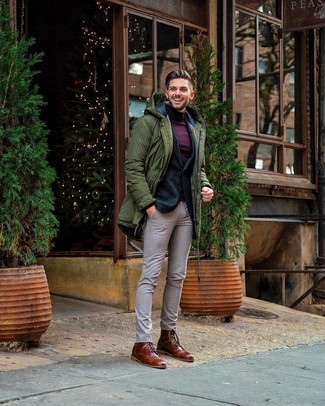 Какие пиджаки носить с бежевыми классическими брюками мужчине зима в стиле смарт-кэжуал: Несмотря на то, что это довольно сдержанный ансамбль, дуэт пиджака и бежевых классических брюк неизменно нравится стильным молодым людям, пленяя при этом дамские сердца. Если говорить об обуви, коричневые кожаные классические ботинки будут замечательным выбором. Подобное сочетание одежды будет прекрасным решением даже, когда за окном лютый холод.