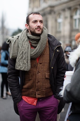 С чем носить коричневый шерстяной пиджак в шотландскую клетку в 30 лет мужчине: Образ из коричневого шерстяного пиджака в шотландскую клетку и пурпурных брюк чинос позволит выглядеть по моде, а также подчеркнуть твой личный стиль.