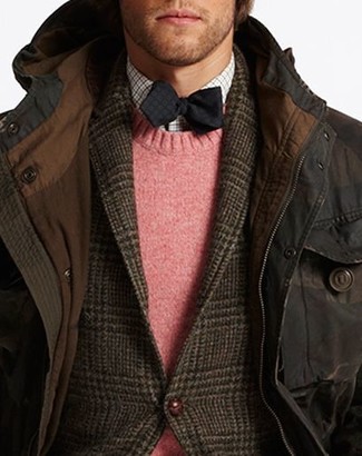 С чем носить коричневый пиджак в шотландскую клетку мужчине зима в стиле кэжуал: Сочетание коричневого пиджака в шотландскую клетку и темно-коричневой парки поможет выглядеть аккуратно, но при этом подчеркнуть твой личный стиль. Подобное сочетание вещей будет превосходным выбором даже в лютый мороз.