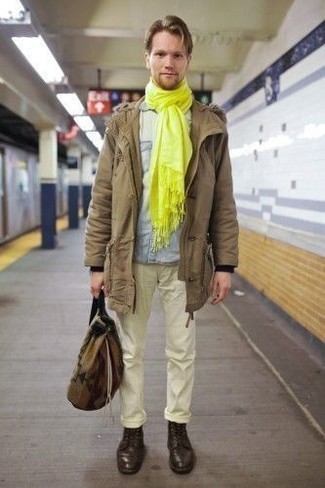 Какие повседневные ботинки носить с желтыми брюками чинос: Светло-коричневая парка и желтые брюки чинос — обязательные составляющие в гардеробе парней с чувством стиля. Любишь экспериментировать? Дополни образ повседневными ботинками.