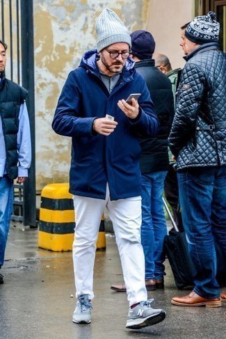 Какие кроссовки носить с белыми джинсами мужчине в холод в стиле кэжуал: Темно-синяя парка и белые джинсы — хорошая формула для создания привлекательного и практичного лука. Ты можешь легко приспособить такой лук к повседневным реалиям, надев кроссовками.