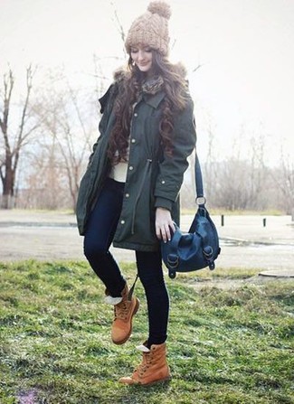 Какие парки носить с светло-коричневыми ботинками на шнуровке женщине зима в стиле кэжуал: Сочетание парки и темно-синих джинсов скинни поможет создать незаезженный наряд в повседневном стиле. Весьма неплохо здесь будут смотреться светло-коричневые ботинки на шнуровке. Превосходный лук для дам, которые в зимнее время года предпочитают укутаться потеплее.