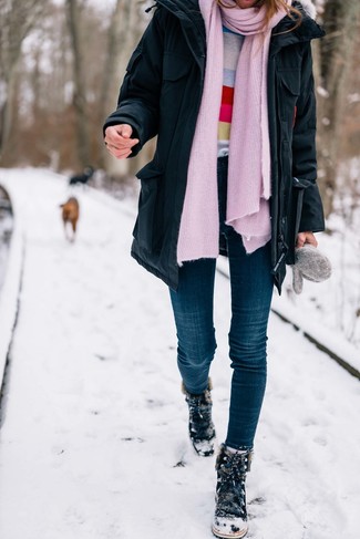 Как носить зимние ботинки с свитером с круглым вырезом женщине в прохладную погоду: Если ты считаешь себя одной из тех леди, способных неплохо ориентироваться в трендах, тебе понравится дуэт свитера с круглым вырезом и темно-синих джинсов скинни. Ты можешь легко адаптировать такой наряд к повседневным условиям городской жизни, дополнив его зимними ботинками.