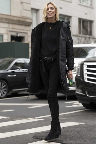 С чем носить парку в 30 лет женщине в холод в стиле смарт-кэжуал: Парка и черные джинсы скинни — must have элементы стильного женского гардероба. Черные замшевые ботильоны — идеальный выбор, чтобы завершить образ.