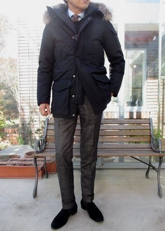 С чем носить классические брюки мужчине в прохладную погоду: Черная парка и классические брюки будут стильно смотреться в модном гардеробе самых избирательных парней. Любишь эксперименты? Заверши образ черными замшевыми ботинками челси.