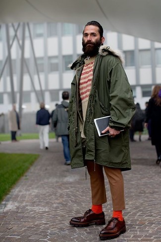 Какие классические брюки носить с оливковой паркой в 30 лет мужчине осень в стиле смарт-кэжуал: Оливковая парка в сочетании с классическими брюками — интересный выбор для работы в офисе. И почему бы не привнести в этот лук на каждый день толику изысканности с помощью темно-красных кожаных туфель дерби? Возьми на заметку этот образ, если хочешь осенью выглядеть эффектно и необычно.