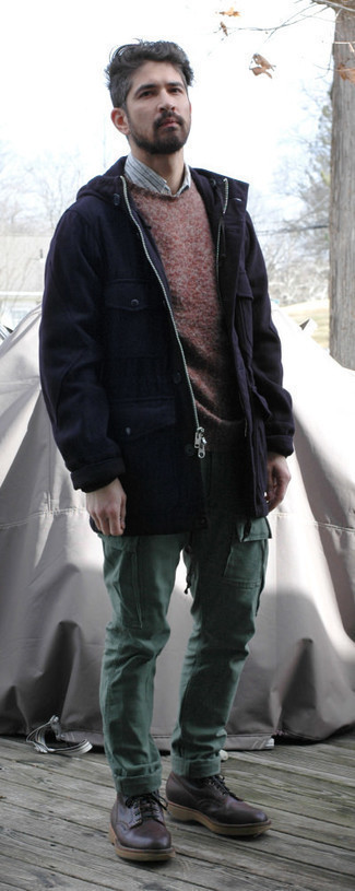 С чем носить темно-синюю шерстяную куртку мужчине зима: Сочетание темно-синей шерстяной куртки и темно-зеленых брюк карго - очень практично, и поэтому чудесно подойдет для создания повседневного  лука. Весьма органично здесь выглядят темно-коричневые кожаные повседневные ботинки. Такой образ будет превосходным решением даже в лютый мороз.