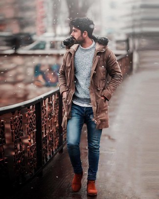 С чем носить темно-синие зауженные джинсы мужчине зима: Такое лаконичное и комфортное сочетание базовых вещей, как коричневая парка и темно-синие зауженные джинсы, придется по душе молодым людям, которые любят проводить дни в постоянном движении. Этот ансамбль легко получает свежее прочтение в сочетании с оранжевыми замшевыми ботинками челси. Этот зимний образ полюбится парням, которые отдают предпочтение практичности и удобству.