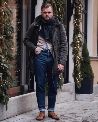 С чем носить коричневые замшевые ботинки мужчине зима в стиле смарт-кэжуал: Если в одежде ты делаешь ставку на комфорт и практичность, темно-серая парка и темно-синие джинсы — классный вариант для привлекательного повседневного мужского ансамбля. Любители экспериментировать могут закончить образ коричневыми замшевыми ботинками, тем самым добавив в него чуточку строгости. Подобный образ может согревать тебя вплоть до потепления.