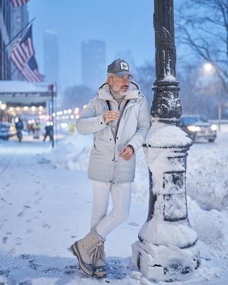 С чем носить серую парку за 50 лет мужчине в холод: Серая парка и белые джинсы — классная формула для создания привлекательного и простого ансамбля. Этот образ органично дополнят бежевый зимние ботинки.