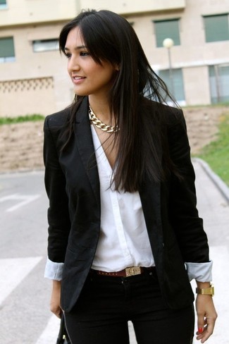 Модный лук: черный пиджак, белая блуза на пуговицах, черные джинсы скинни, коричневый кожаный ремень с украшением