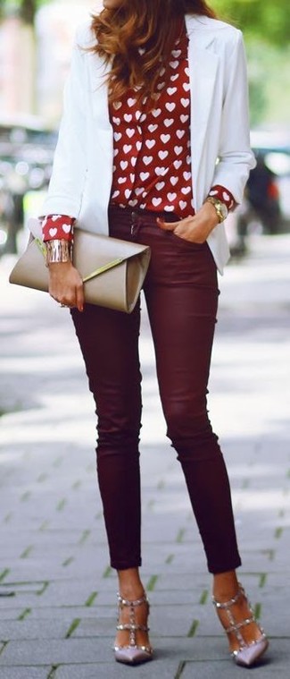 С чем носить красную блузку: Если ты ценишь комфорт и практичность, попробуй сочетание красной блузки и темно-красных джинсов скинни. Очень уместно здесь выглядят серые кожаные туфли с шипами.