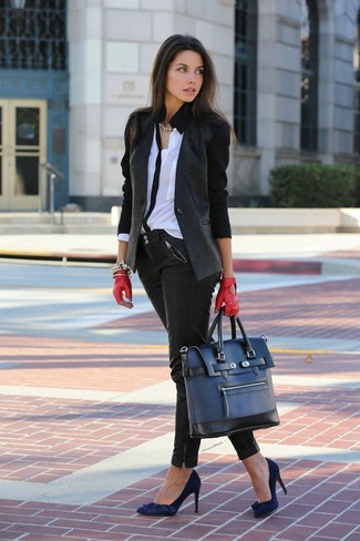 С чем носить темно-серый пиджак женщине: Сочетание темно-серого пиджака и черных кожаных джинсов скинни позволит подчеркнуть твой запоминающийся стиль. Отлично сюда подходят темно-синие замшевые туфли.