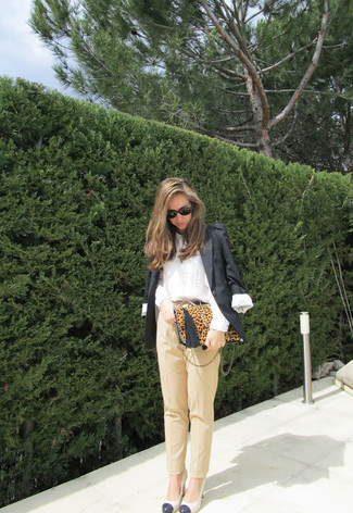 Модный лук: черный пиджак, белая шелковая блуза на пуговицах, бежевые классические брюки, бежевые кожаные туфли
