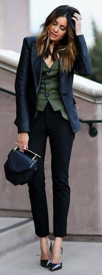 С чем носить темно-серые украшения: Такое лаконичное и комфортное сочетание вещей, как темно-синий пиджак и темно-серые украшения, полюбится женщинам, которые любят проводить дни в постоянном движении. Вместе с этим ансамблем великолепно выглядят черные кожаные туфли.