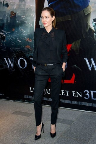 Как Angelina Jolie носит Черный пиджак, Черная блуза на пуговицах, Черные узкие брюки, Черные кожаные туфли